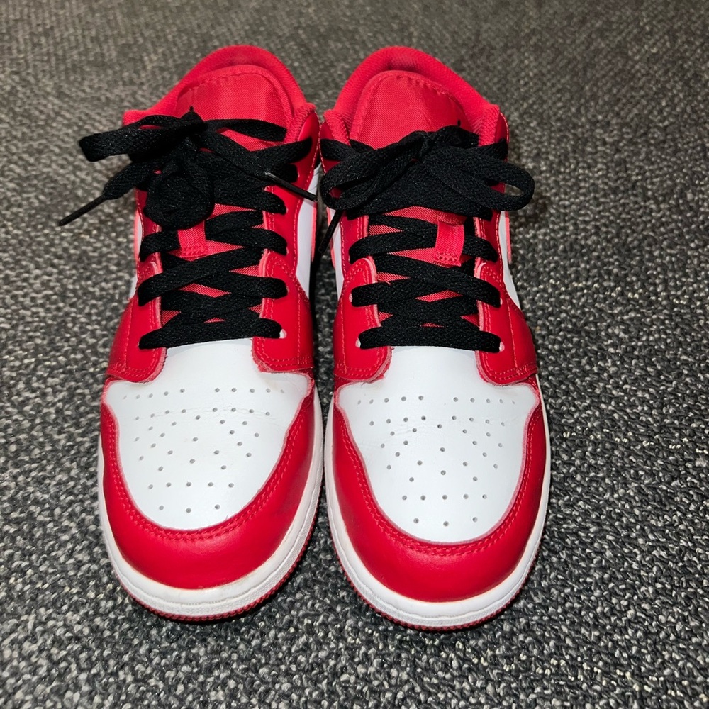 Jordan 1s Low Bulls size 6.5Y